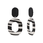 Boucles d'Oreilles Freja Clip en Acier et Acrylique Blanc-Noir